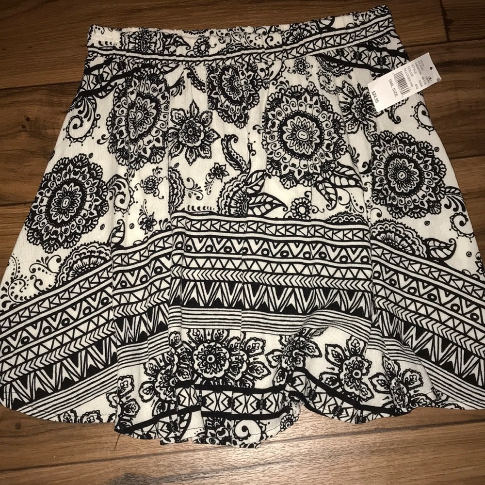 BRAND NEW! Super cute skater skirt. Sz small